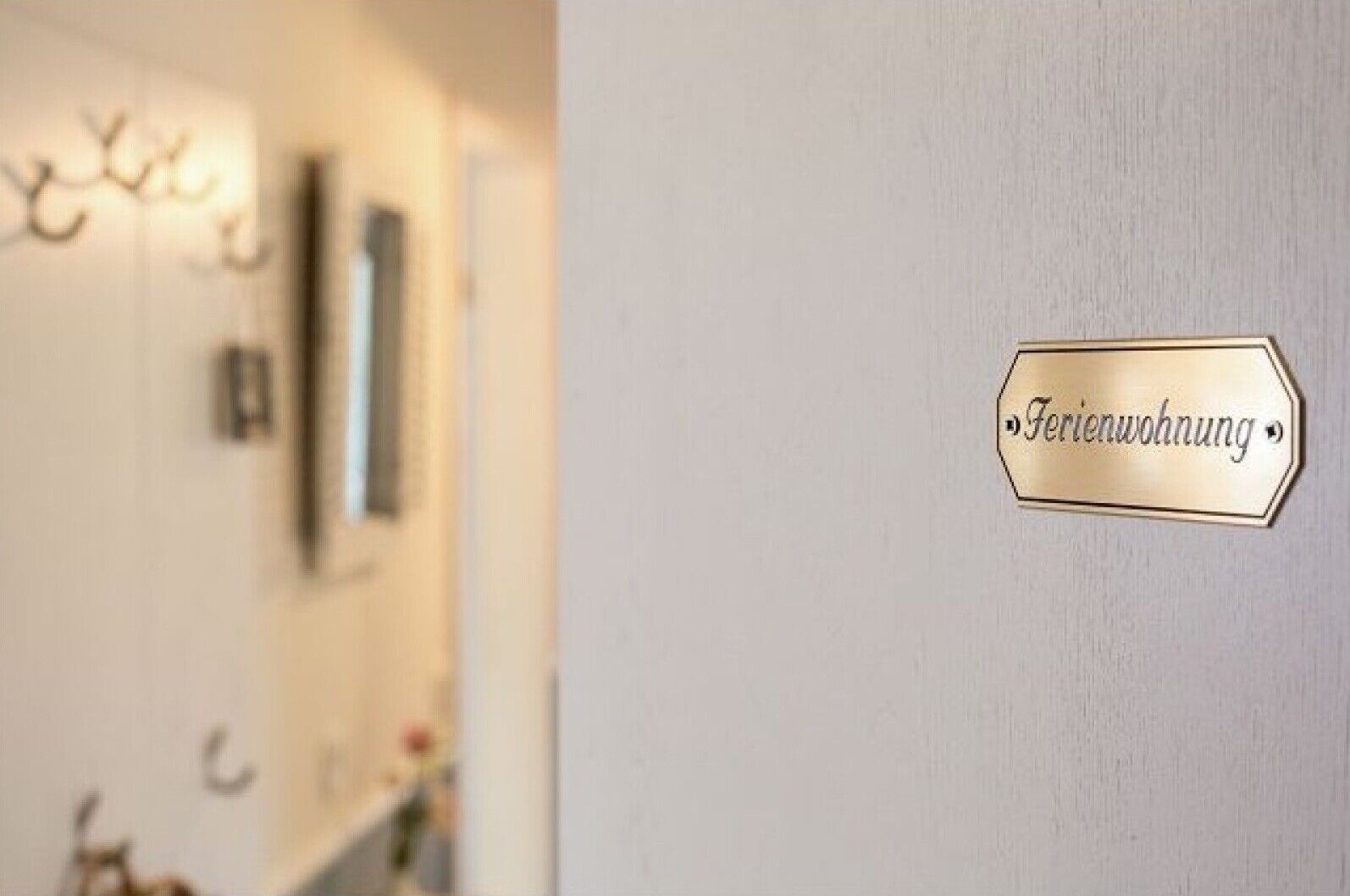 Ein Hotelzimmer mit einem Schild, auf dem 'Ferienwohnung' steht.