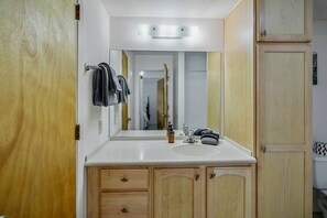 Sèche-cheveux, serviettes fournies, shampoing