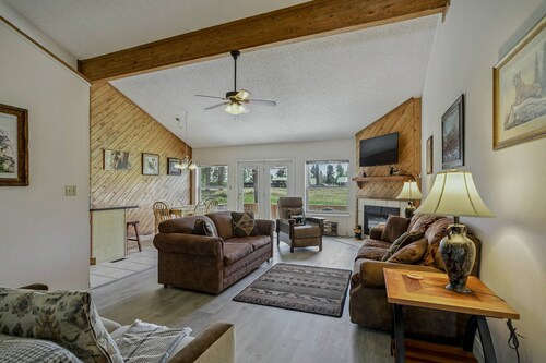 Cozy Uptown Condo. Close to Amenities!