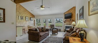 Cozy Uptown Condo. Close to Amenities!