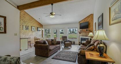 Cozy Uptown Condo. Close to Amenities!