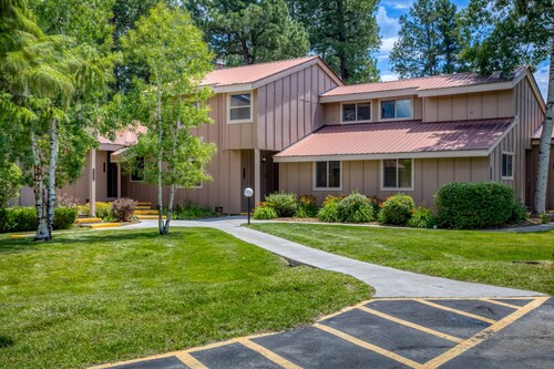 Cozy Uptown Condo. Close to Amenities!