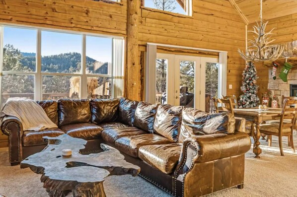 Smart TV, fireplace - Cabin on the Rocks: 7 Acres, Hot Tub, Stunning Views, 4.5 miles to Pagosa Springs & Wolf Creek Ski! (Pagosa Springs)