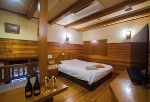 Single Room, 1 King Bed, Smoking | Blackout drapes, soundproofing, free WiFi