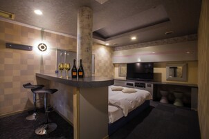 Single Room, 1 King Bed, Smoking | Blackout drapes, soundproofing, free WiFi