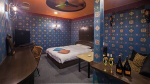A room with a bed, a desk, and two bottles of wine on a counter. - Hotel St.River - Adult only (Toyama)