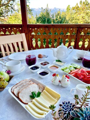 Päivittäinen mannermainen aamiainen (20 USD per henkilö)