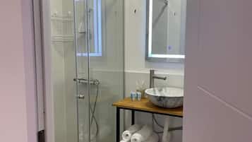 غرفة مزدوجة بتجهيزات أساسية - منظر للحديقة | حمام