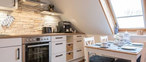 Frigorifero, microonde, forno, piano cottura