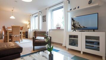 Fernseher, Kamin, DVD-Player, Stereoanlage