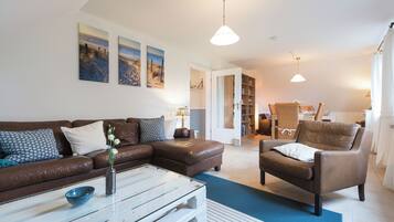 Una televisión, una chimenea, un reproductor de DVD