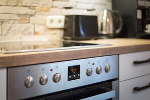 Een koelkast, een magnetron, een oven, een kookplaat