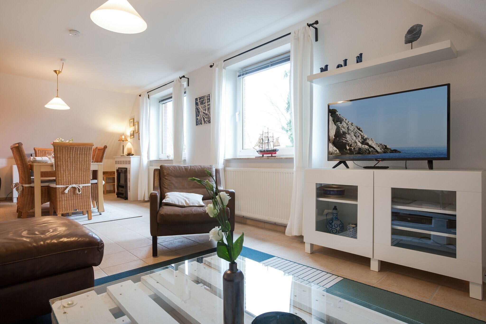 Tv, eldstad, dvd-spelare och en stereo