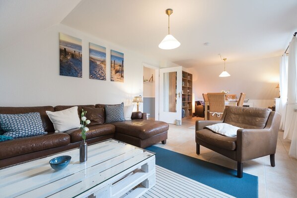 Televisión, chimenea, reproductor de DVD y estéreo 