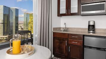 Réfrigérateur, micro-ondes, cafetière/bouilloire, grille-pain