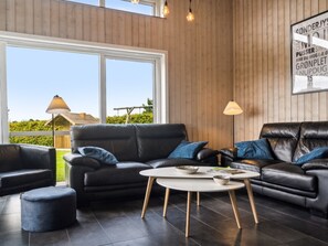 Een televisie, een open haard en tafelvoetbal