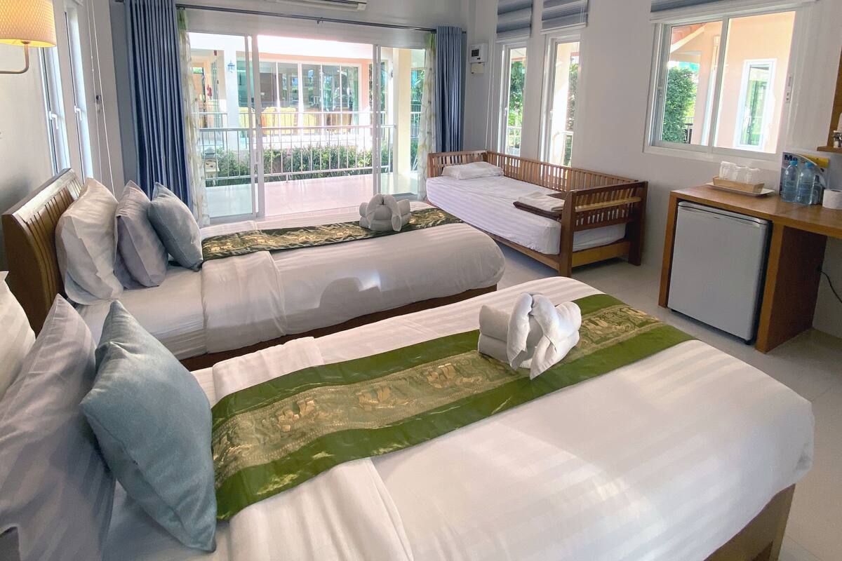 Bungalow, 3 enkeltsenger, tilpasset bevegelseshemmede, terrasse | Safe på rommet, skrivebord, lydisolert og wi-fi (inkludert)
