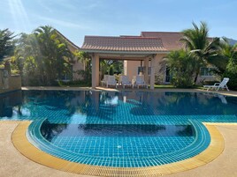 Kolam renang terbuka