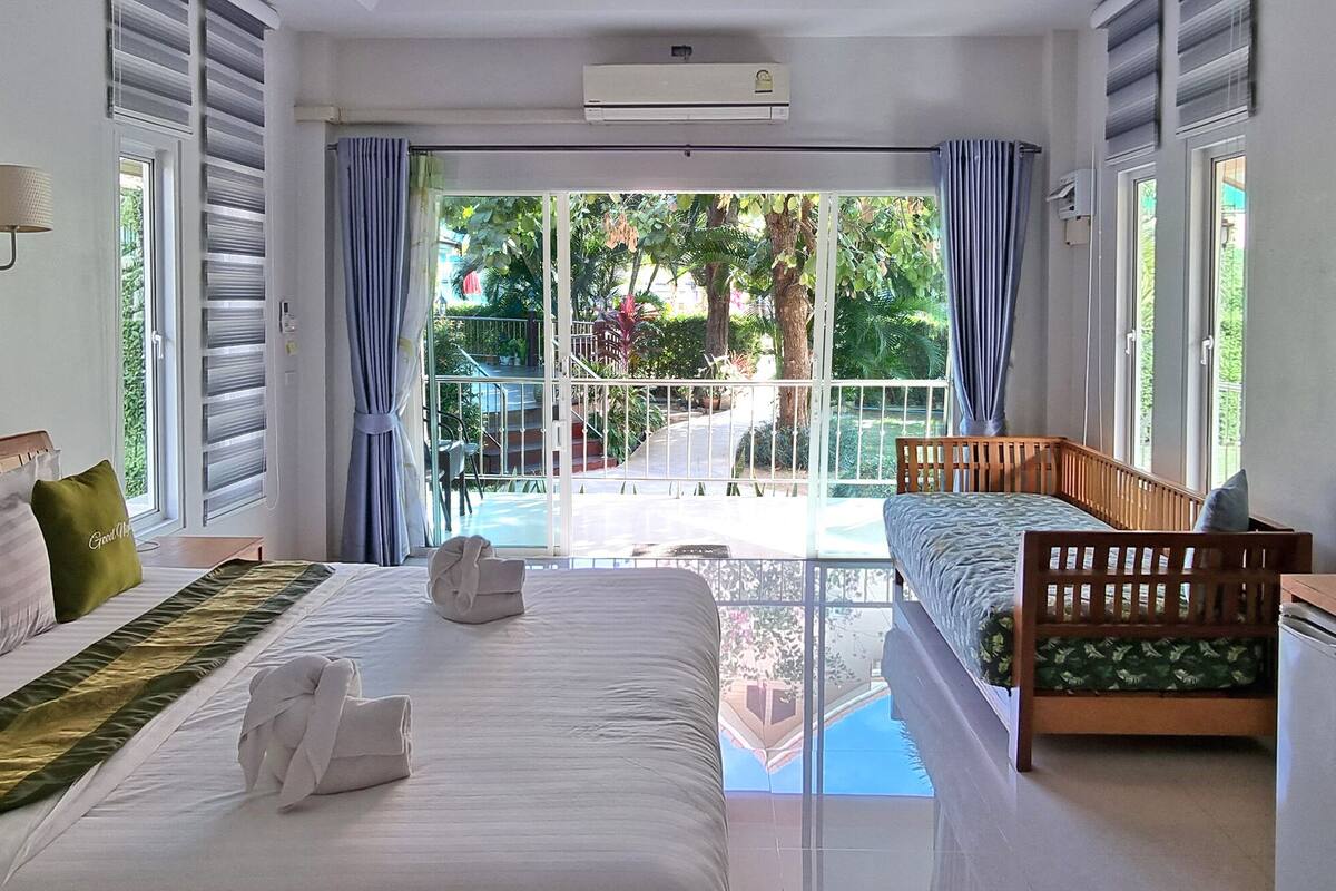 Bungalow, flere senger, tilpasset bevegelseshemmede, terrasse | Safe på rommet, skrivebord, lydisolert og wi-fi (inkludert)