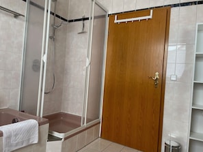 Shower, hair dryer, towels - Apartment 'Heilsbronn' with Balcony and Wi-Fi (Heilsbronn)