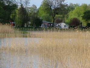 Property grounds - Holiday Home 'Strandhaus Am Oberuckersee' with Lake View, Private Terrace and Wi-Fi (Oberuckersee)