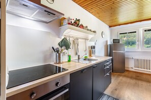 Kylskåp, ugn, spishäll och diskmaskin