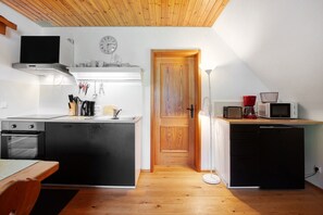 Een koelkast, een oven, een kookplaat, een vaatwasser