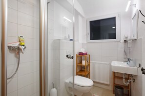 Regadera, secadora de cabello, toallas 