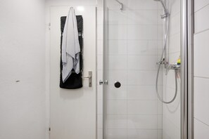 Suihku, hiustenkuivaaja, pyyhkeet