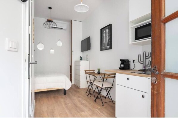 Tabla de planchar con plancha, wifi y ropa de cama 