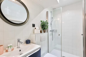 Shower, free toiletries, hair dryer