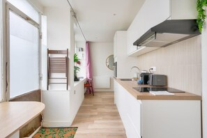 Microwave, oven, coffee/tea maker - Love room - Jacuzzi ambiance Zen (Paris)