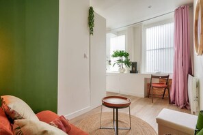 Televisión y oficina 