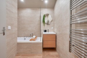 Shower, hair dryer - Love room - Jacuzzi ambiance Zen (Paris)