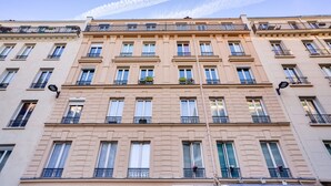Un edificio de varios pisos con un letrero que dice 'Baoli Beaute' en la planta baja.