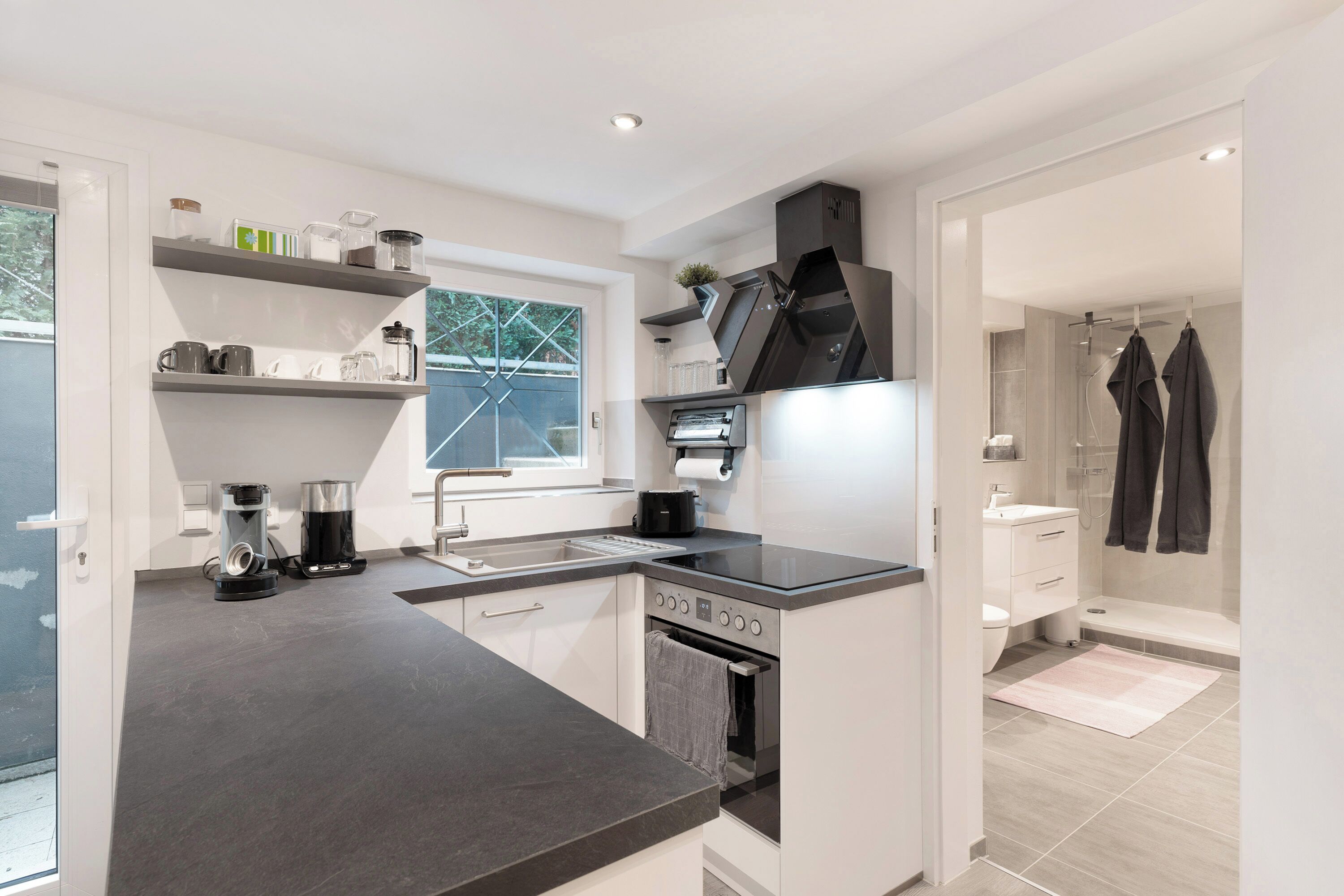 Réfrigérateur, four, plaque de cuisson, cafetière/bouilloire