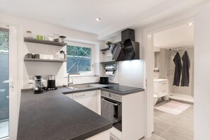 Jääkaappi, uuni, liesi, kahvin-/teenkeitin