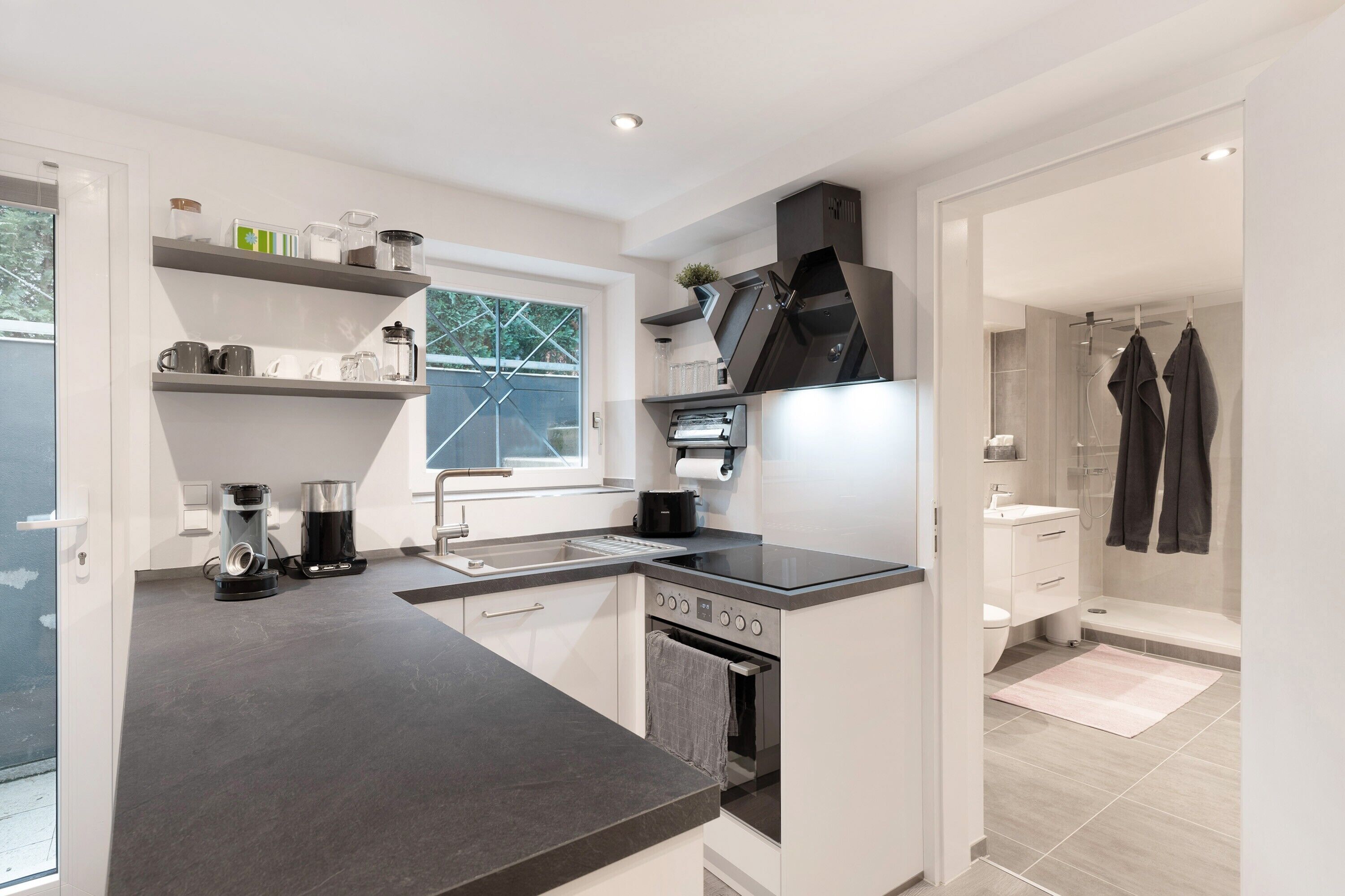 Fridge, oven, stovetop, coffee/tea maker