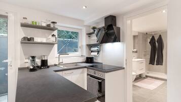 Fridge, oven, stovetop, coffee/tea maker