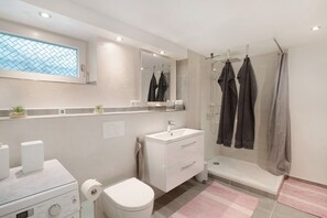 Douche, séchoir à cheveux, serviettes fournies