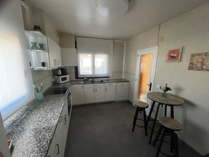 Frigorífico, microondas, horno y placa de cocina