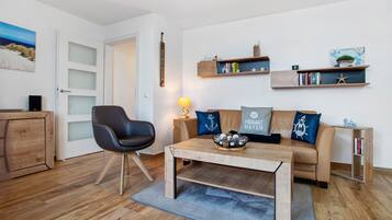 Tv, bordtennisbord, stereoanlæg