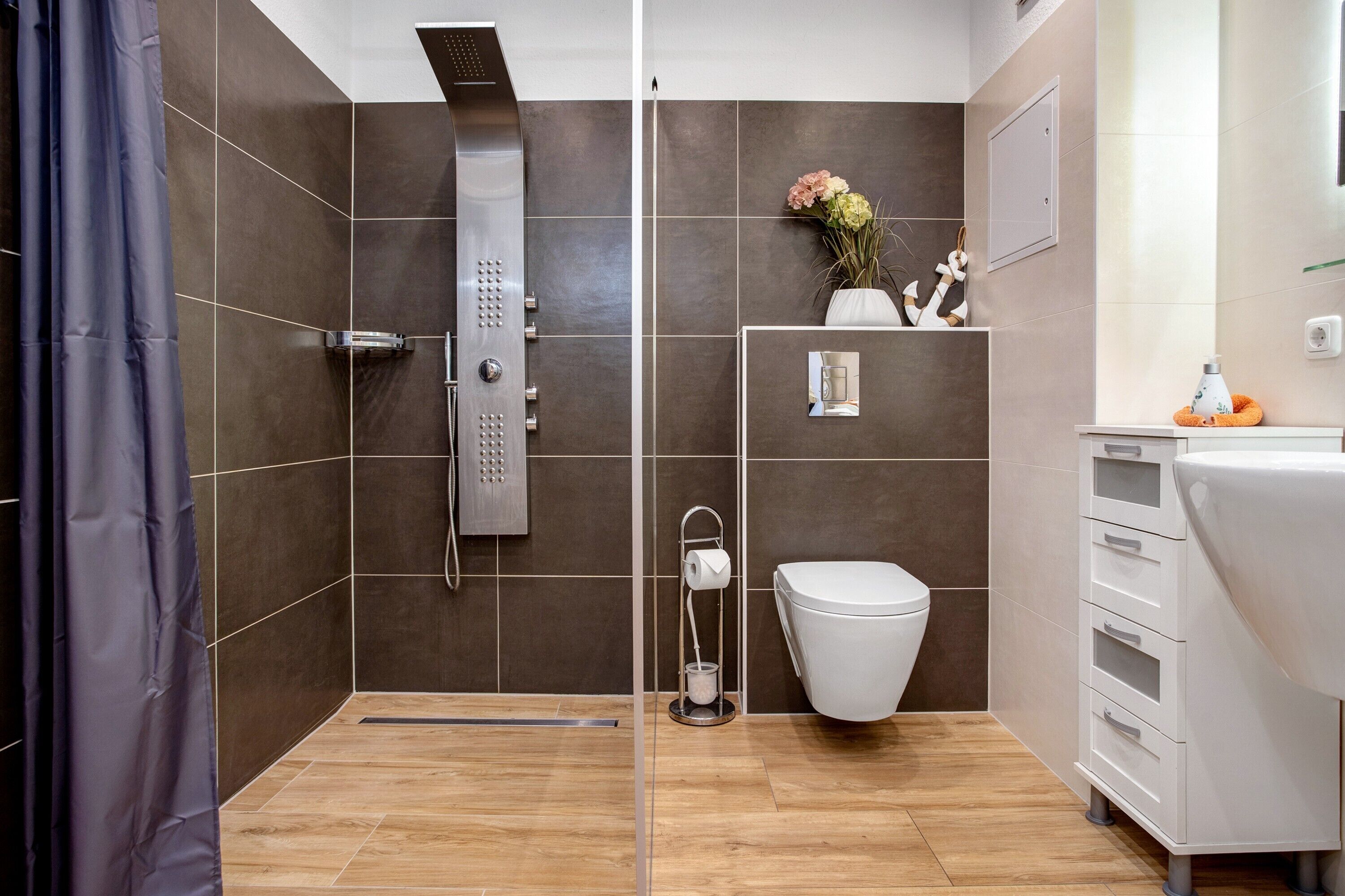 Dusche, Haartrockner, Handtücher