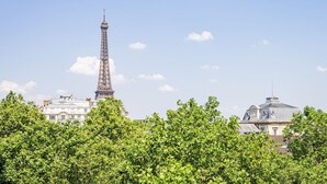 La Tour Eiffel, avec les bâtiments et les arbres qui l’entourent.
