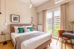2 bedrooms, desk, iron/ironing board, free WiFi - Charismatic 2BR Apartment in Hilton (Athina)