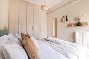 2 bedrooms, desk, iron/ironing board, free WiFi - Charismatic 2BR Apartment in Hilton (Athina)