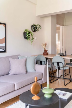 Smart TV, books - Charismatic 2BR Apartment in Hilton (Athina)
