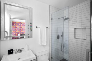 Dusj, hårføner og håndklær