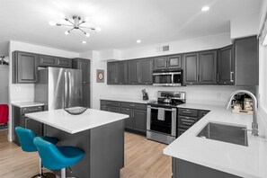 Fridge, microwave, oven, stovetop - Chandler Charm! Pool & Hot Tub | Putt Putt | Games (Chandler)