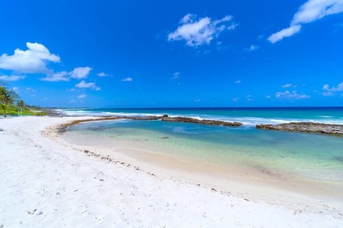 Penthouse 2 Bd/Bth Beachfront Condo w/ Heated Pool